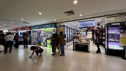Lucky Plaza (D9), Retail #561793801